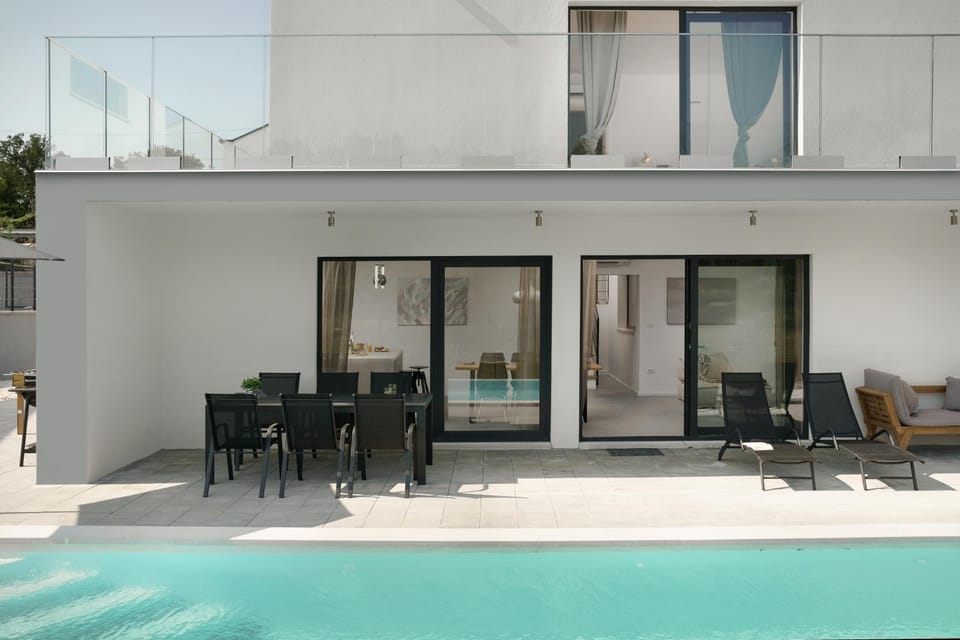 Facade/entrance, Swimming pool