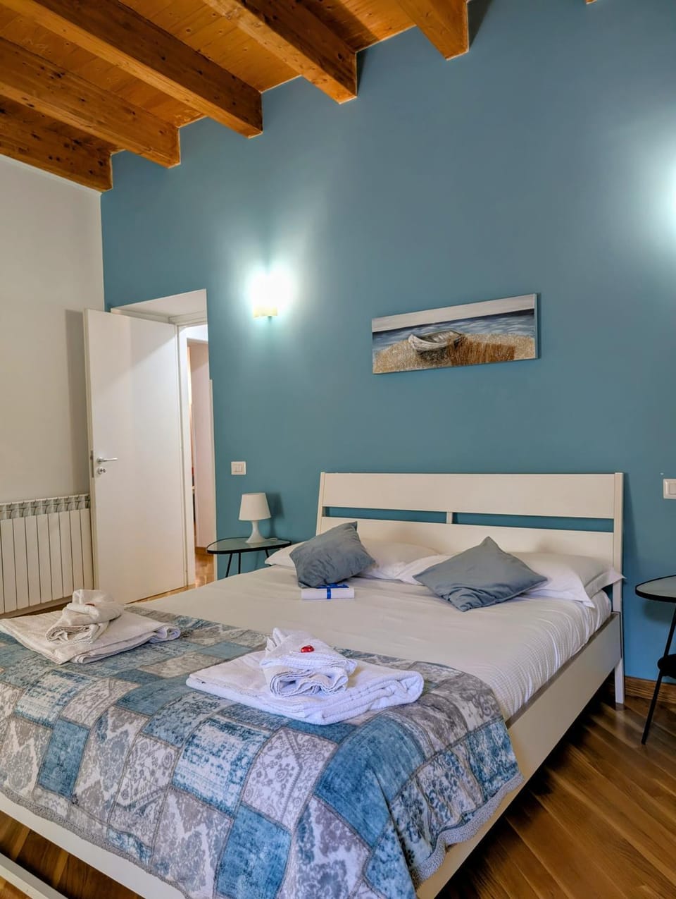 Bed, Photo of the whole room, Bedroom, towels