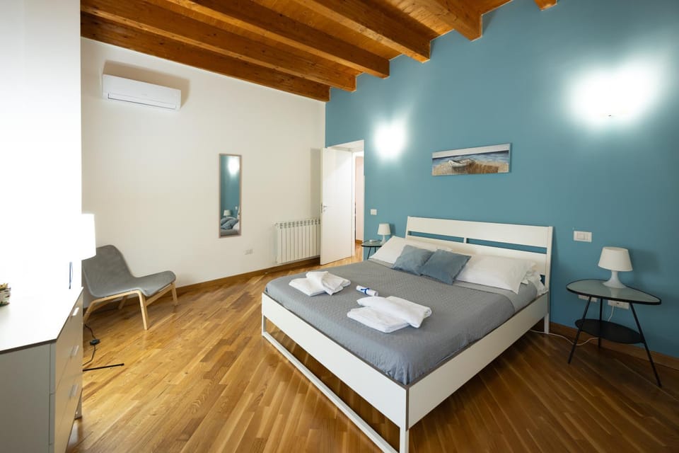 Bed, Photo of the whole room, Bedroom, air conditioner