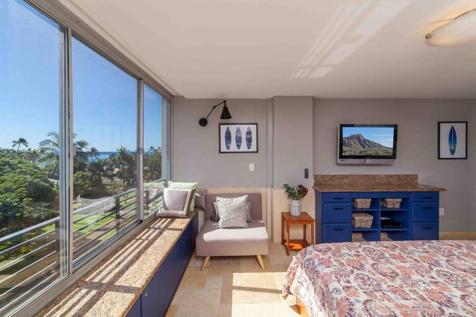 Bed, TV and multimedia, View (from property/room), Photo of the whole room, Seating area