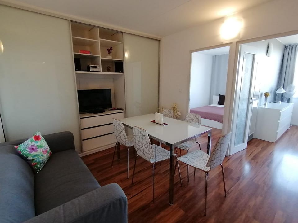 TV and multimedia, Living room, Dining area