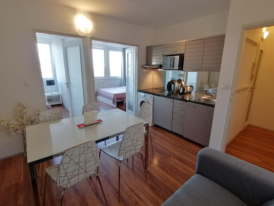 Kitchen or kitchenette, Seating area, Dining area