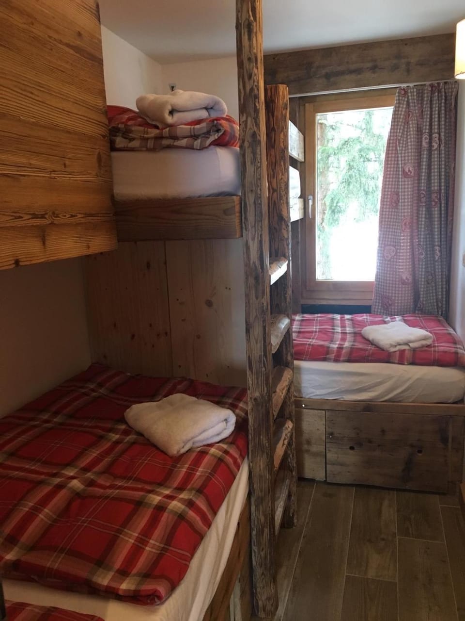 Bedroom, bunk bed