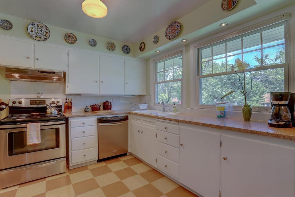 Living Color Cottage House in Hood River