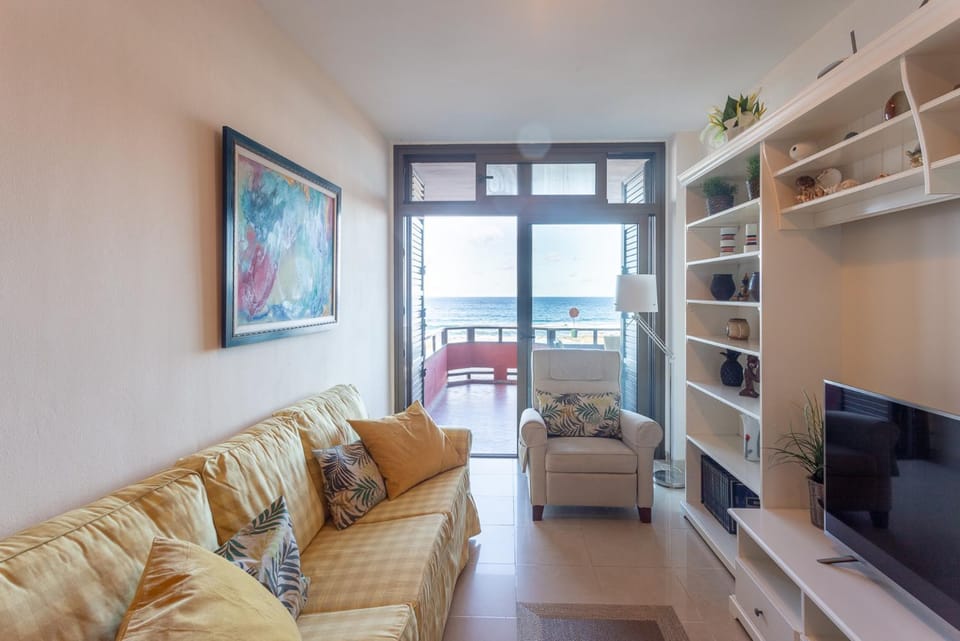 Front line beach with fantastic terrace. Apartment in Gran Canaria