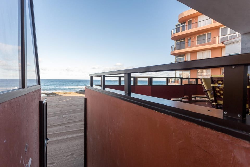 Front line beach with fantastic terrace. Apartment in Gran Canaria