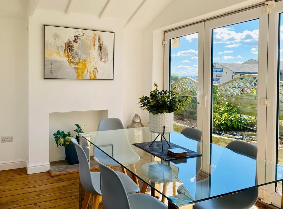 View (from property/room), Seating area, Dining area