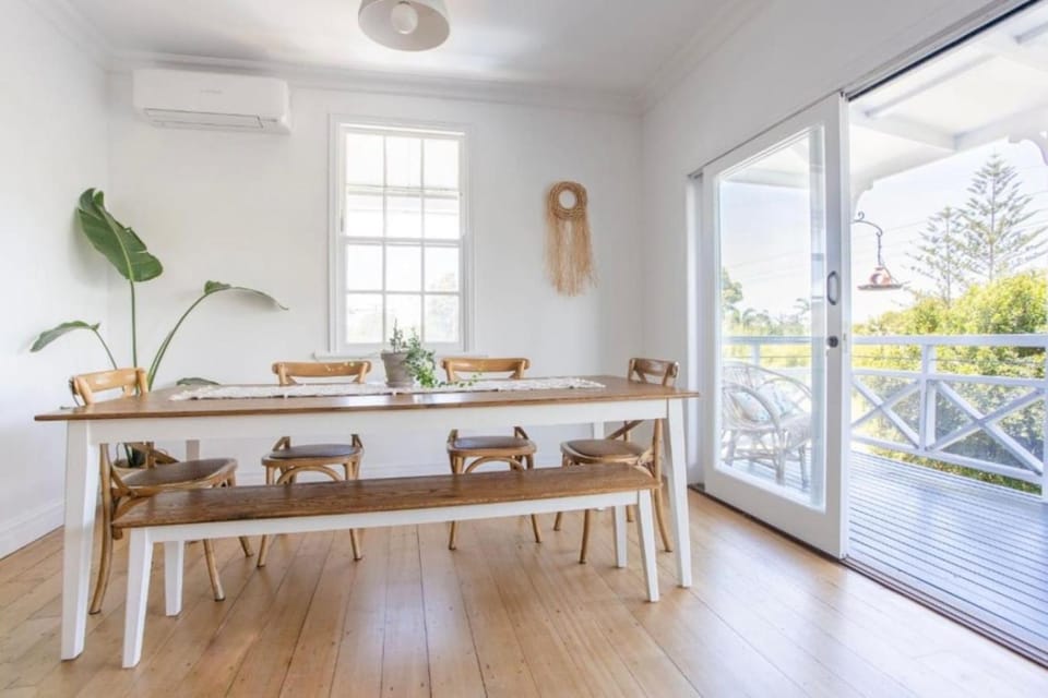Charming Beach Cottage - Stroll to Cafes, Beach & Creek House in Pottsville