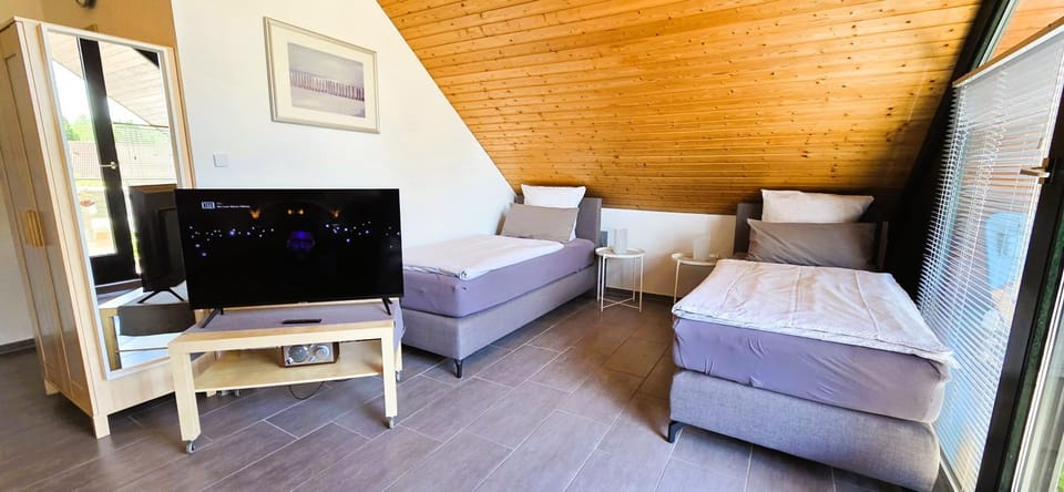 Bed, TV and multimedia, Photo of the whole room, Bedroom