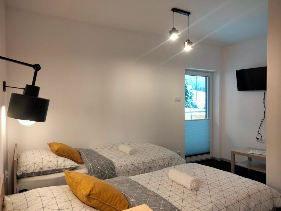 Bed, TV and multimedia, Bedroom
