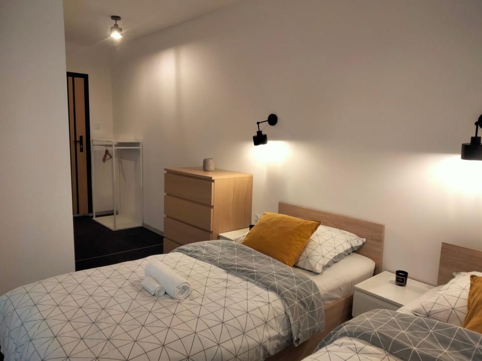 Bed, Photo of the whole room, towels