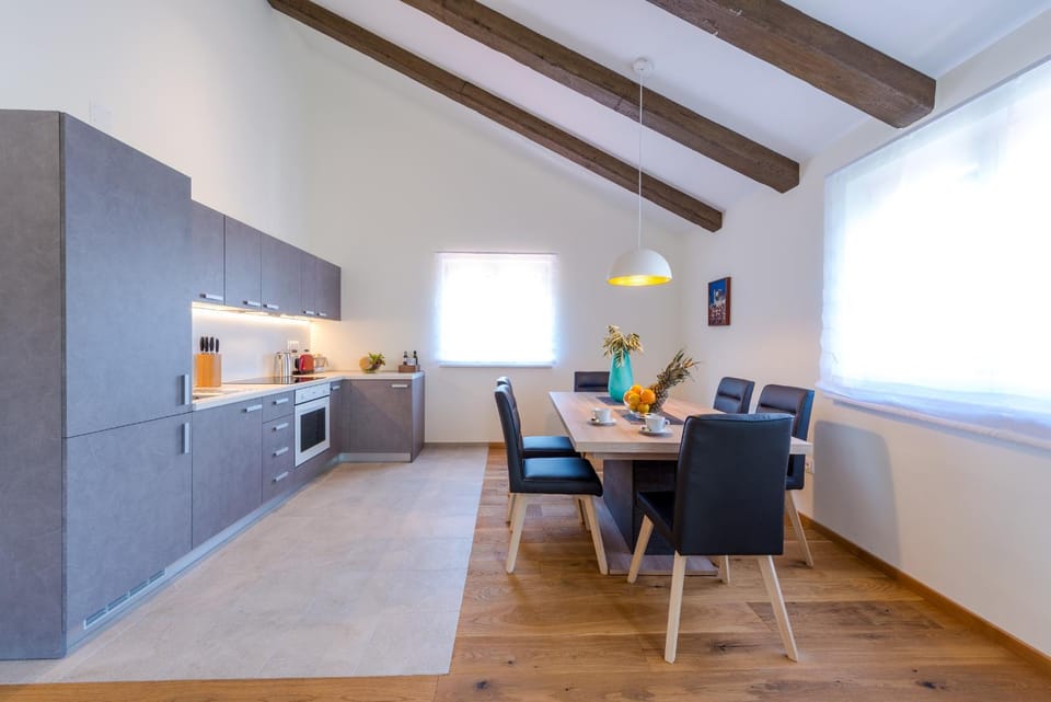 Kitchen or kitchenette, Seating area, Dining area