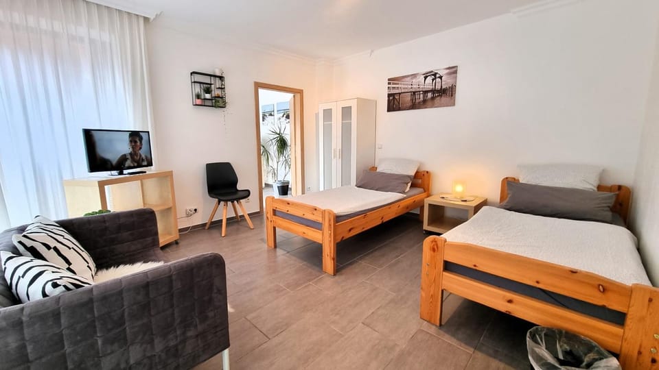 Bed, TV and multimedia, Photo of the whole room, Seating area, Bedroom, wardrobe