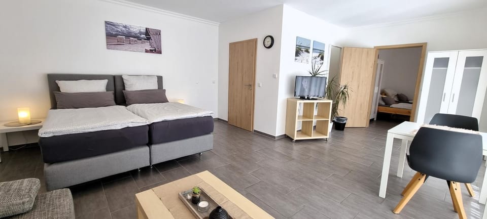 Bed, TV and multimedia, Living room, Photo of the whole room, Bedroom