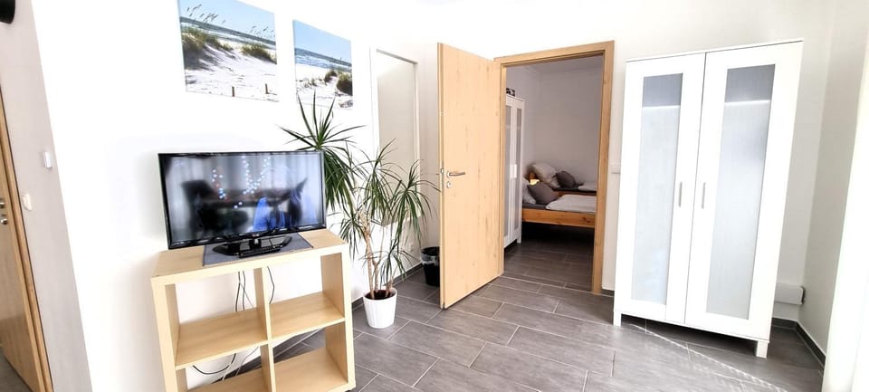 TV and multimedia, Living room, Photo of the whole room, Bedroom