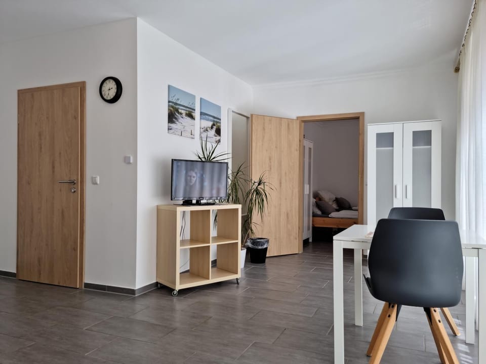 TV and multimedia, Living room, Photo of the whole room, Bedroom