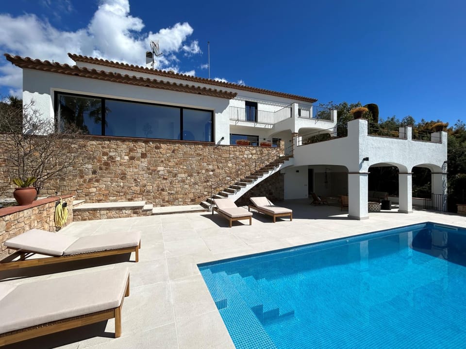 Property building, Day, Pool view, Swimming pool, sunbed