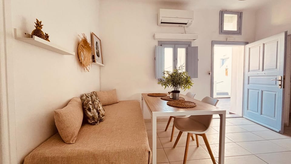Seating area, Dining area, air conditioner