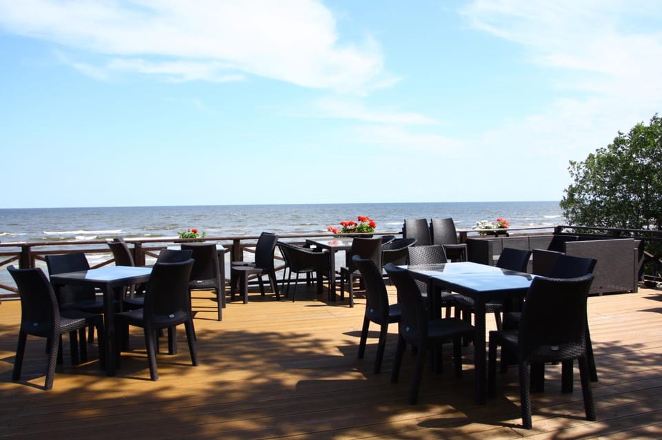 Restaurant/places to eat, Balcony/Terrace