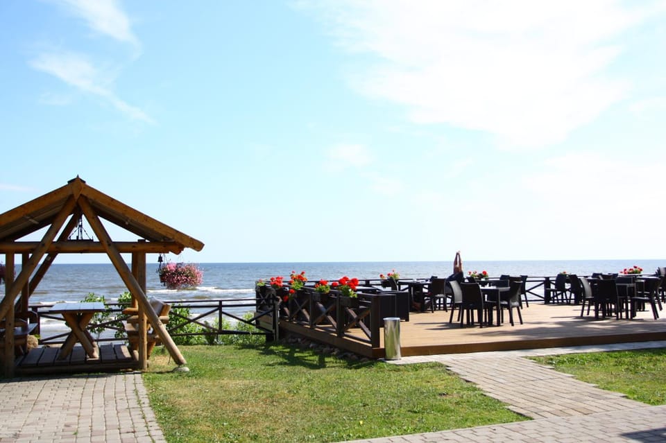 Restaurant/places to eat, Balcony/Terrace