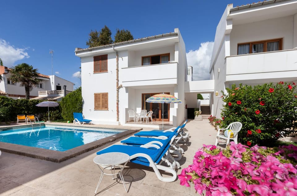 Property building, Day, Swimming pool