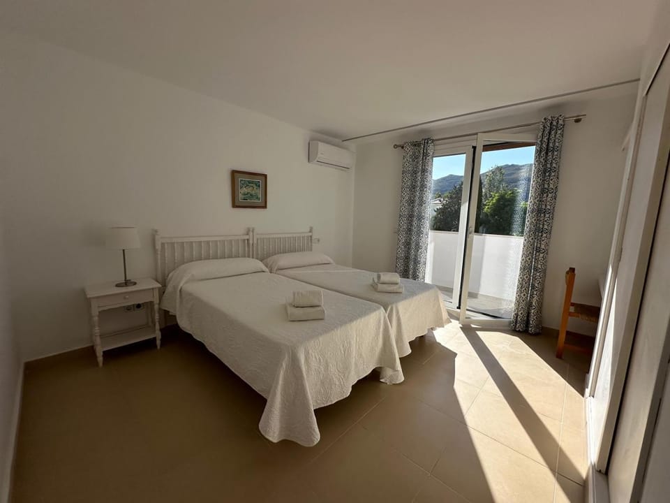 Bed, Photo of the whole room, Bedroom, air conditioner