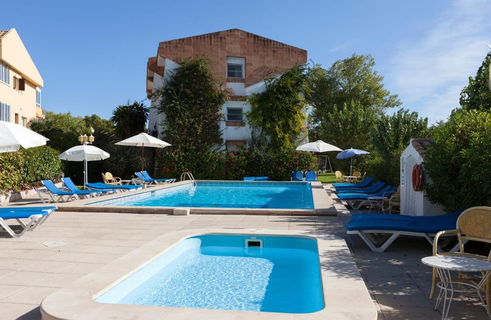 Property building, Day, Swimming pool