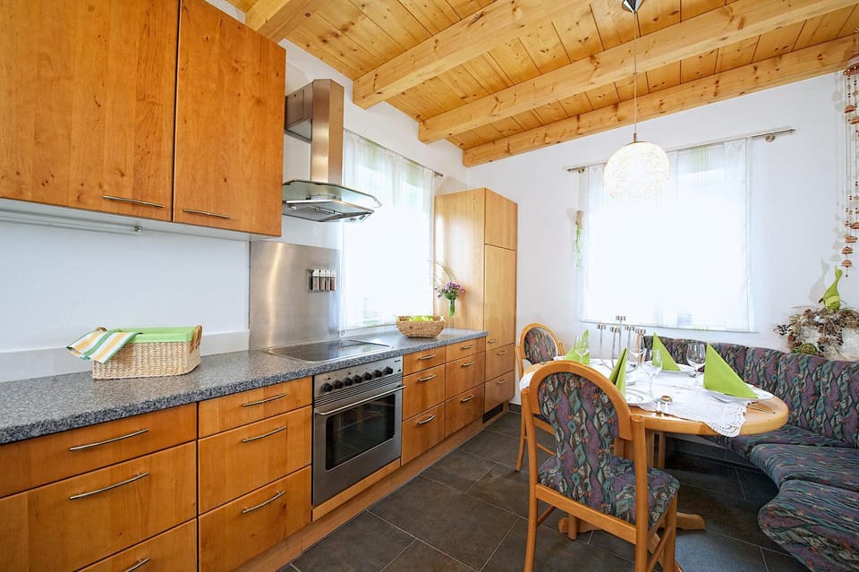 Coffee/tea facilities, Kitchen or kitchenette, Dining area