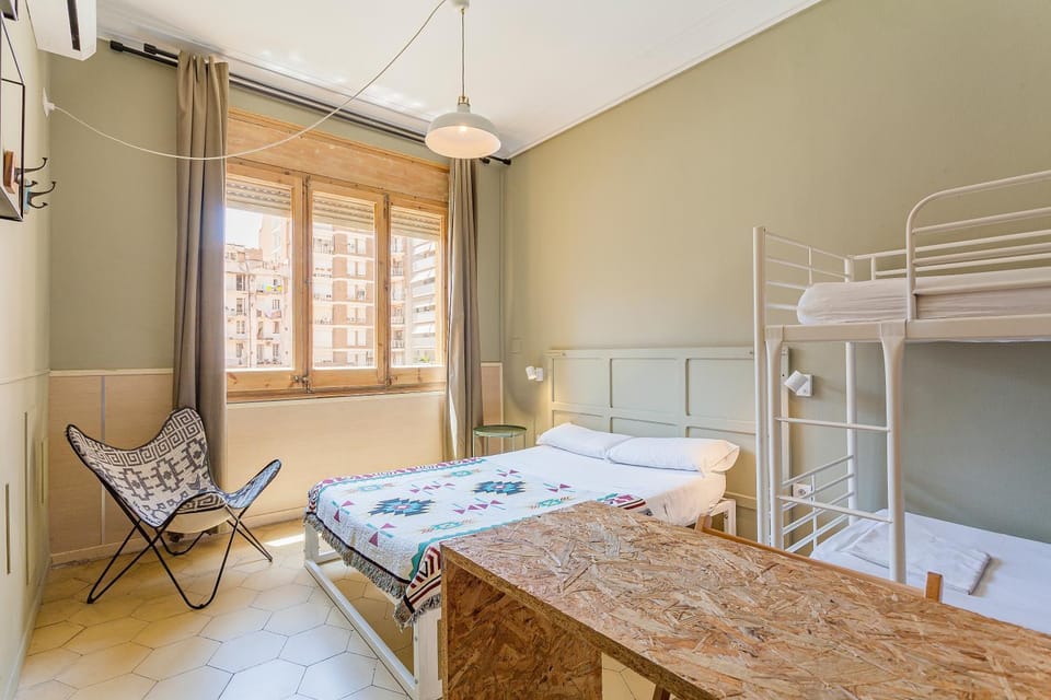 Bed, Photo of the whole room, bunk bed
