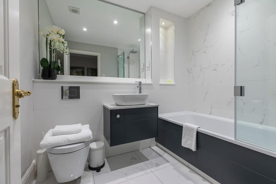 Hot Tub, Bathroom