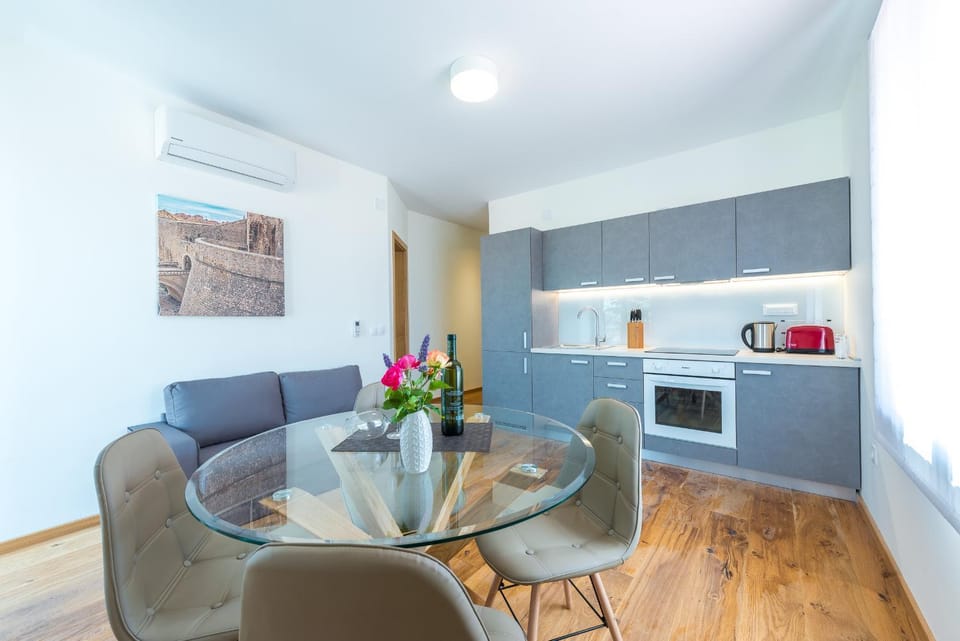 Kitchen or kitchenette, Seating area, Dining area