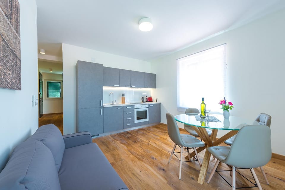 Kitchen or kitchenette, Seating area, Dining area