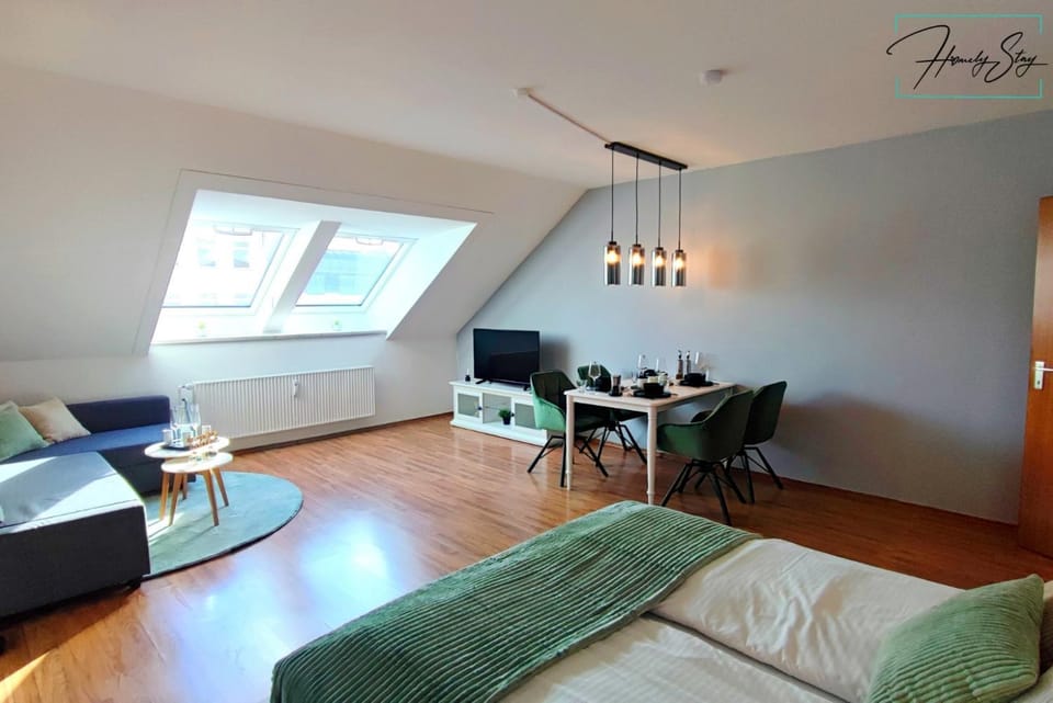 Bed, TV and multimedia, Living room, Photo of the whole room, Seating area, Dining area, hair dresser