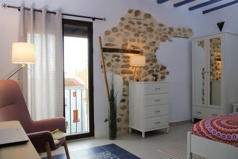 Photo of the whole room, Bedroom