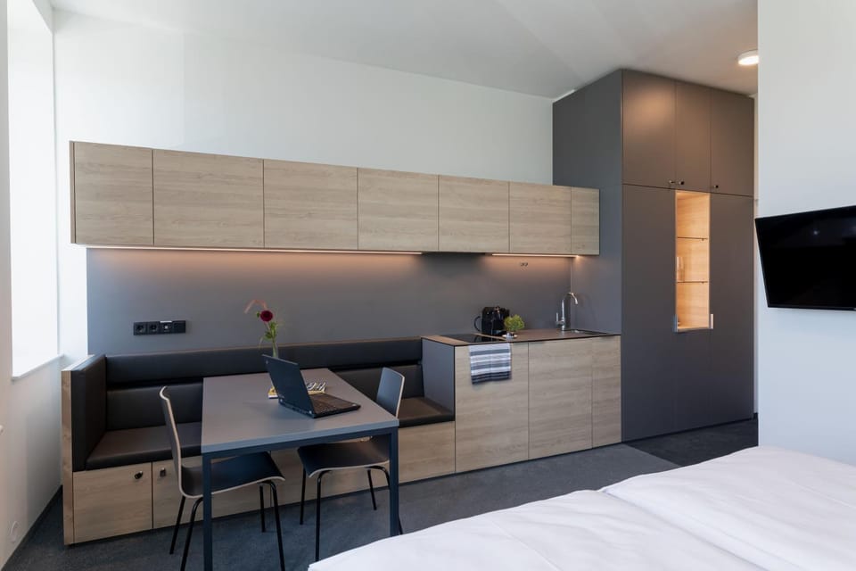 Kitchen or kitchenette, Dining area