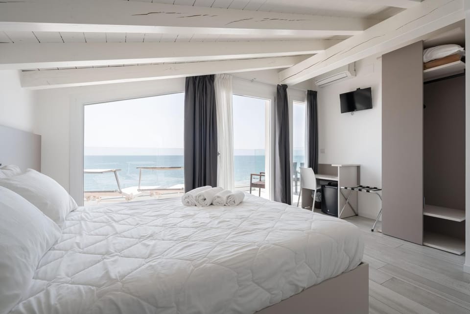 Photo of the whole room, Sea view