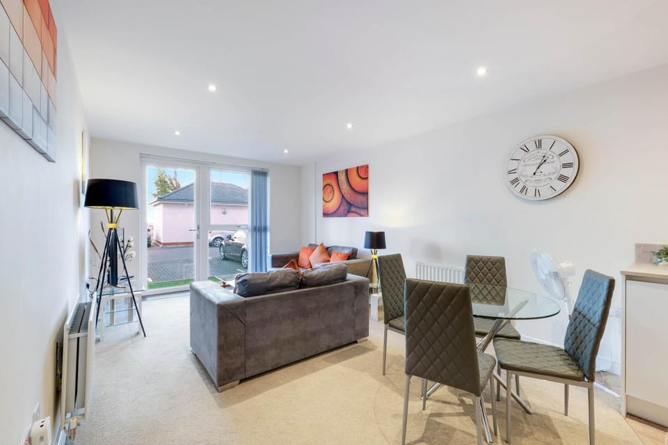TV and multimedia, Living room, Seating area, Dining area
