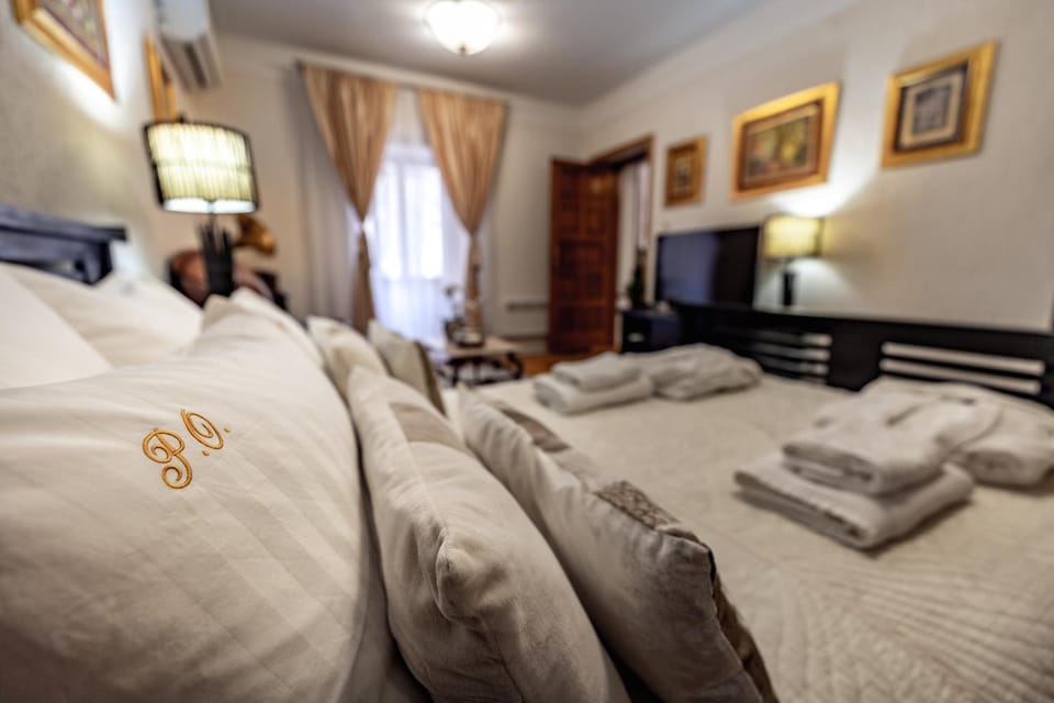 Bedroom, towels