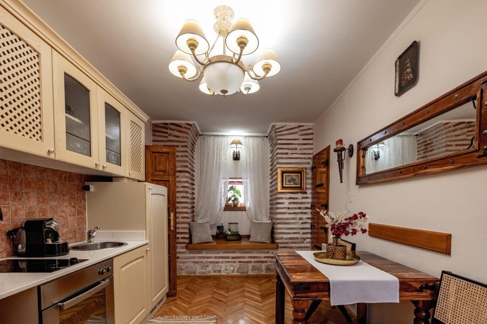 Kitchen or kitchenette, Dining area, stove