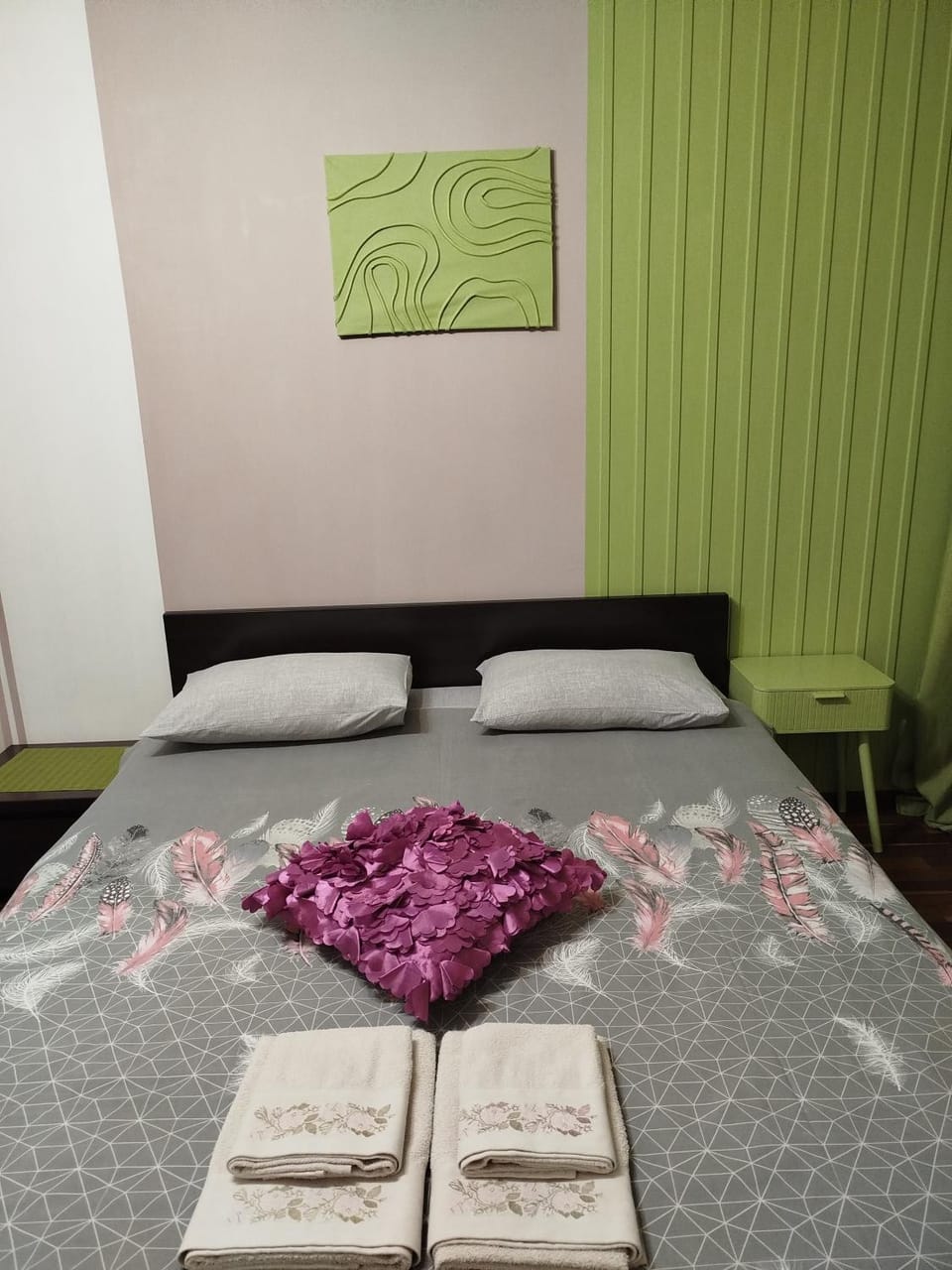 Bed, Bedroom, towels