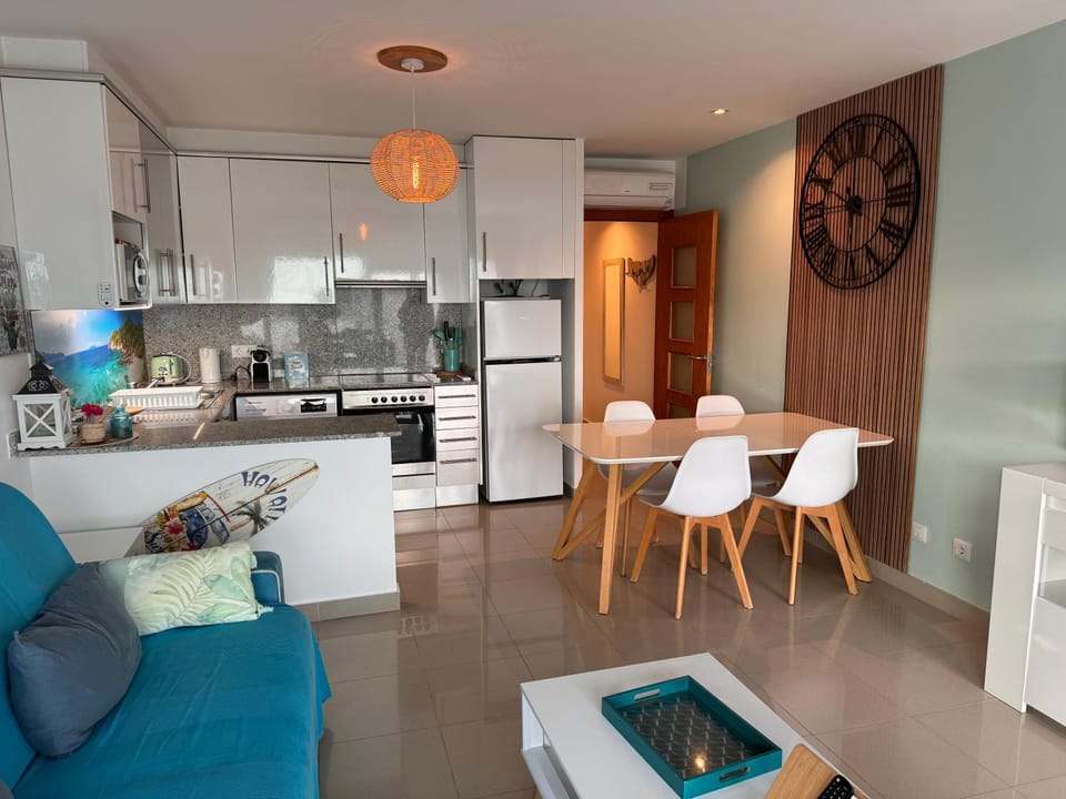 Living room, Dining area, dishwasher, minibar, oven, toaster