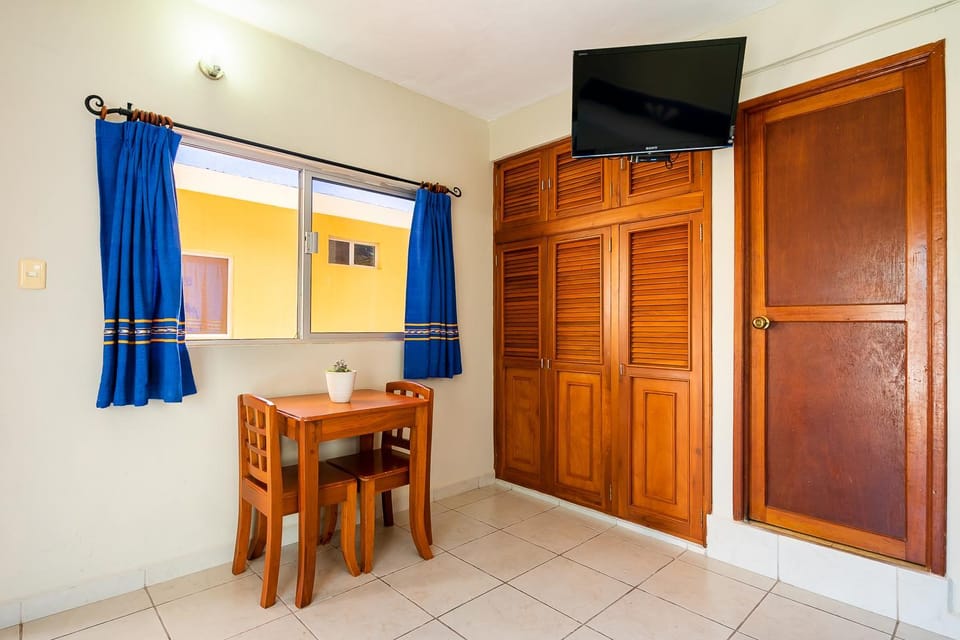 TV and multimedia, Seating area, Dining area