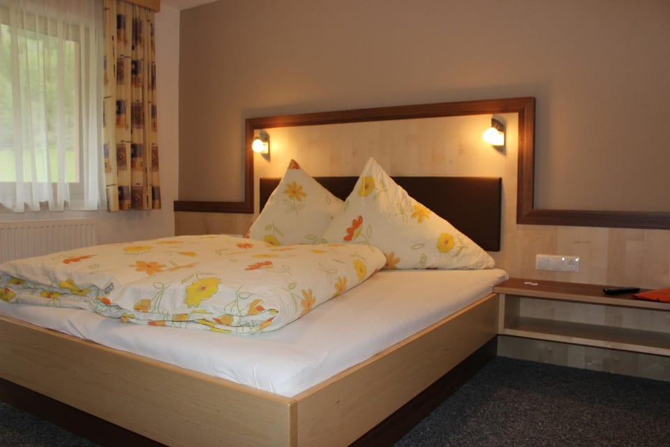 Balcony/Terrace, Decorative detail, Bedroom, young children, older children, Family