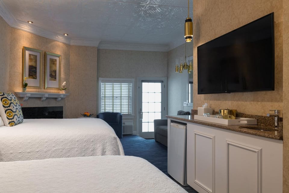 Bed, TV and multimedia, Photo of the whole room, Bedroom