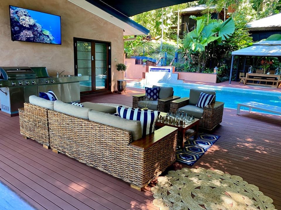 Communal lounge/ TV room, BBQ facilities, Balcony/Terrace, Swimming pool
