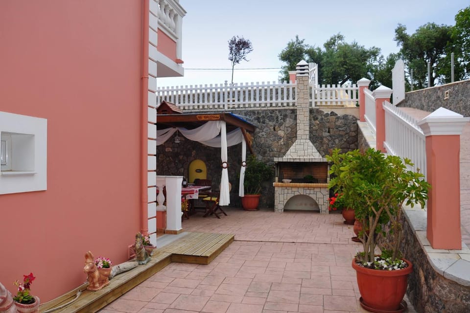 Patio, BBQ facilities
