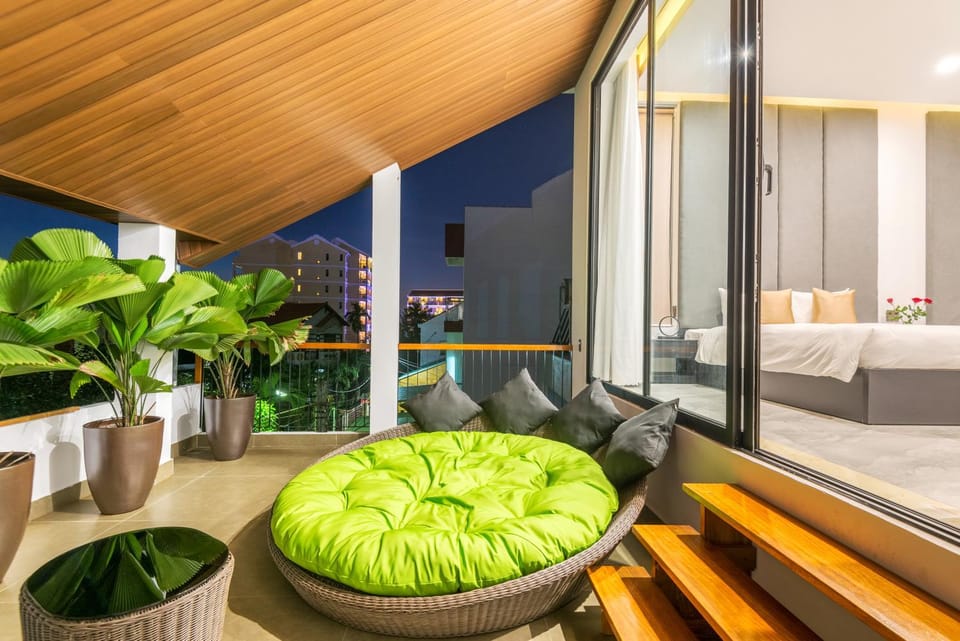 Bed, Night, Balcony/Terrace, Seating area, Bedroom, sunbed