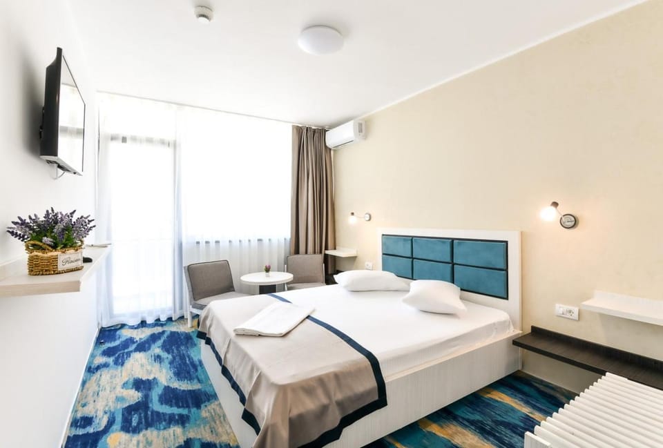 Bed, TV and multimedia, Photo of the whole room, Bedroom, towels