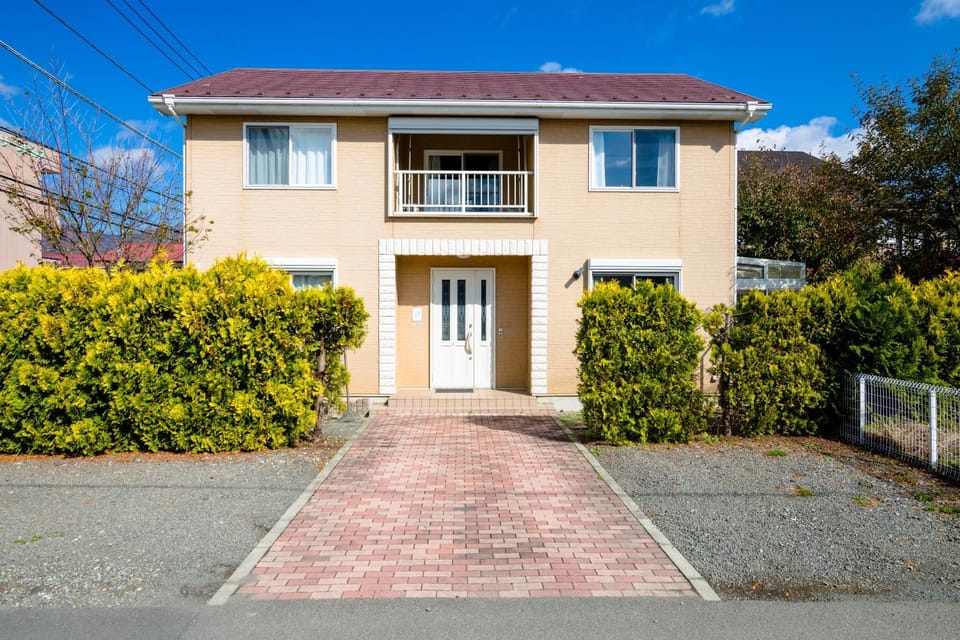 Property building, Facade/entrance, Day