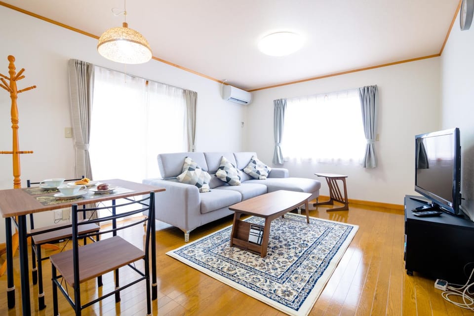 TV and multimedia, Living room, Seating area, Dining area, air conditioner